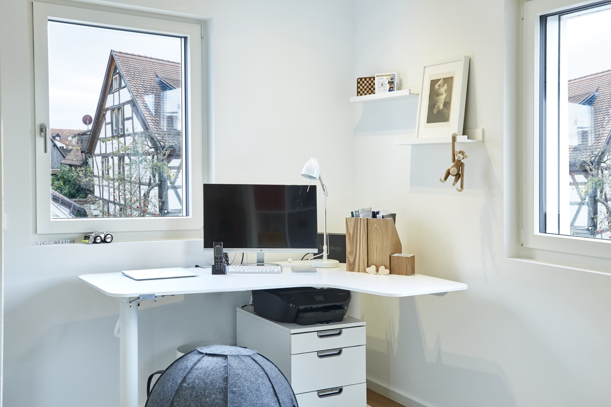 Arbeitszimmer mit kleinem Eckschreibtisch - Inneneinrichtung Haus Design Baufritz STADTHAUS EHRMANN - HausbauDirekt.de