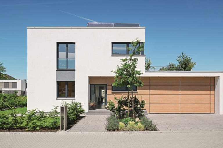 Modernes Kubus Haus im Bauhausstil mit Garage