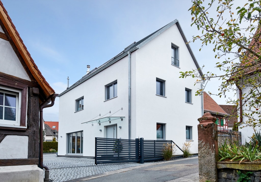 Modernes Stadthaus EHRMANN mit Satteldach