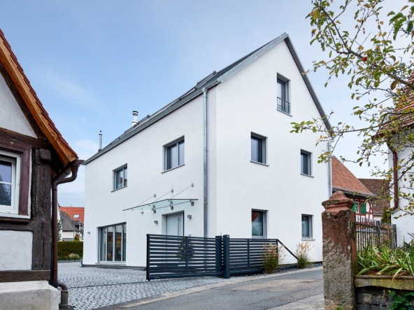 Modernes Architektenhaus mit Satteldach & Putz Fassade - Fertighaus bauen Ideen ökologisches Baufritz Haus STADTHAUS EHRMANN - HausbauDirekt.de