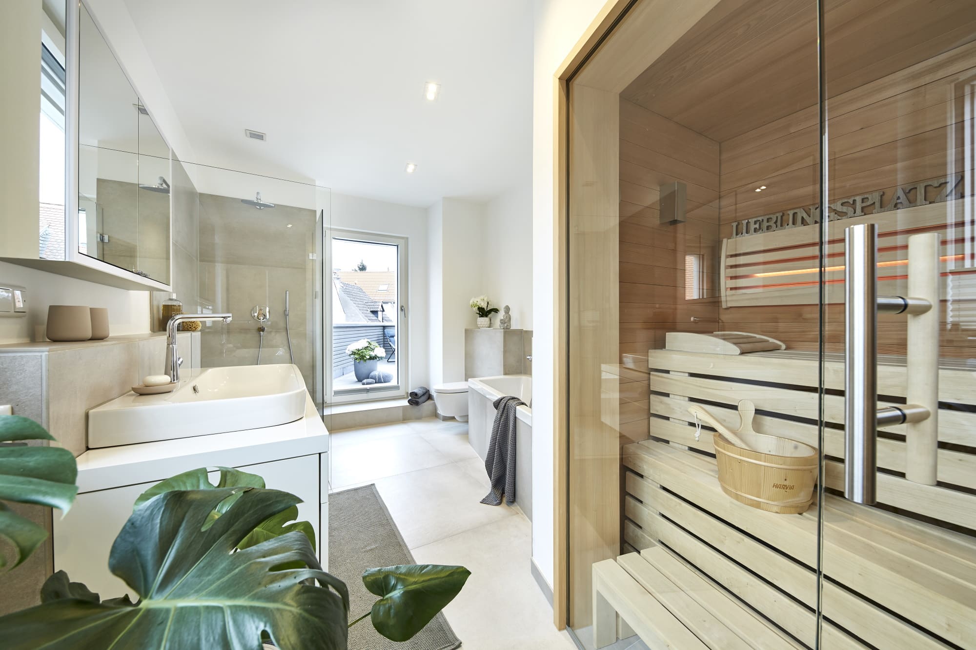 Modernes Badezimmer mit Sauna - Ideen Inneneinrichtung Haus Design Baufritz STADTHAUS EHRMANN - HausbauDirekt.de