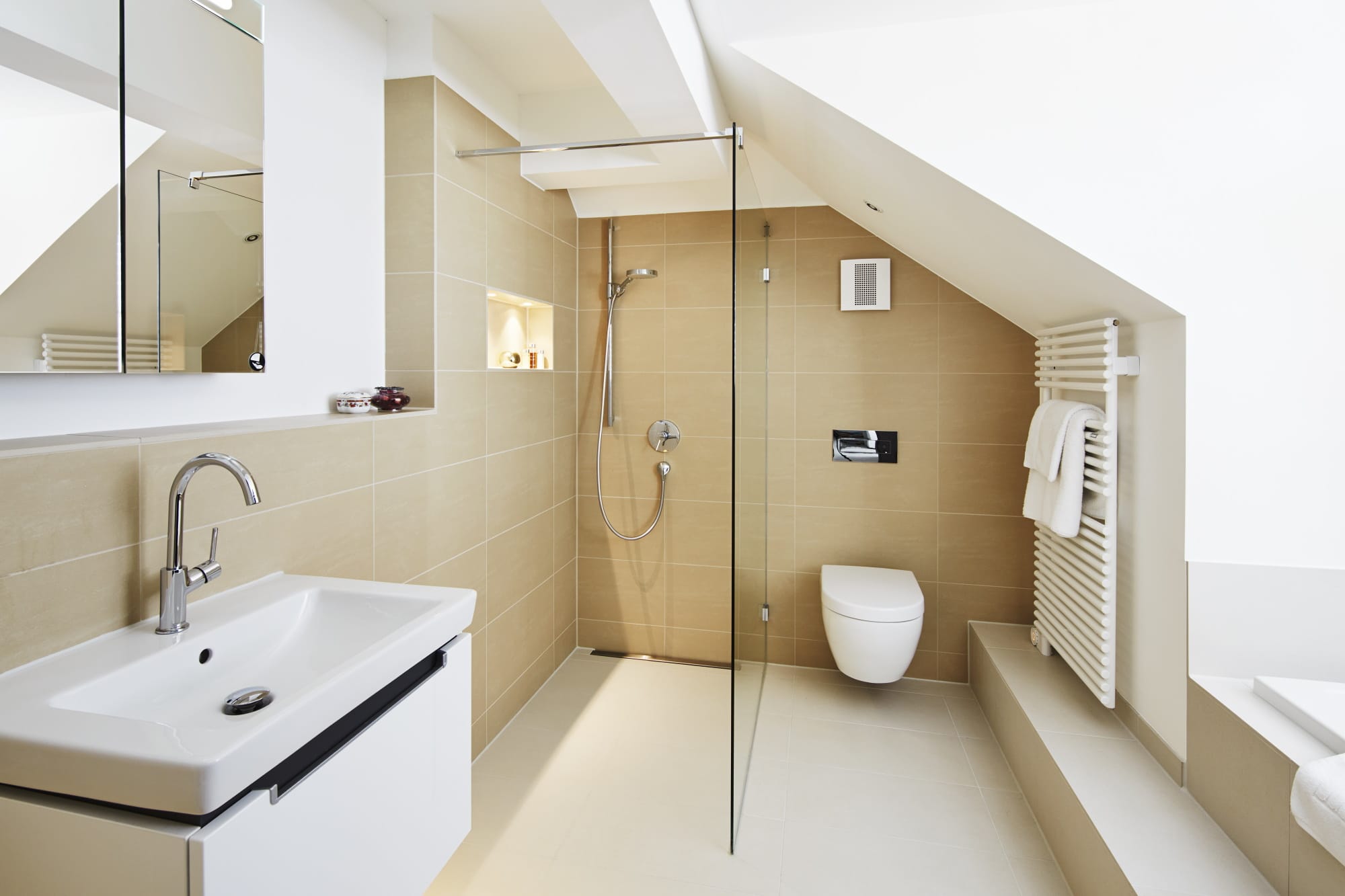 Badezimmer modern mit Dachshräge - Haus Design Inneneinrichtung Luxus Villa ATHERTON von Baufritz - HausbauDirekt.de