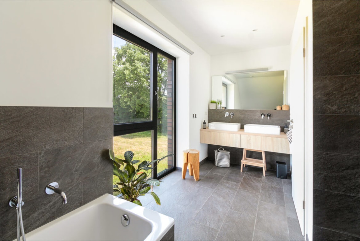 Badezimmer modern mit Doppelwaschtisch aus Holz - Inneneinrichtung Haus Design Ideen innen Massivhaus Vario-Haus 160 von ECO System HAUS - HausbauDirekt.de