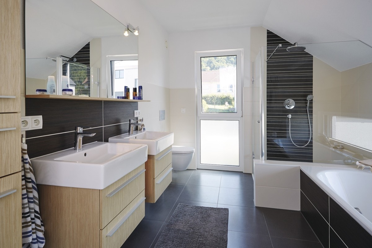 Modernes Badezimmer mit Dachschräge - Inneneinrichtung Haus bauen Design Ideen innen WeberHaus Fertighaus Sunshine 310 - HausbauDirekt.de