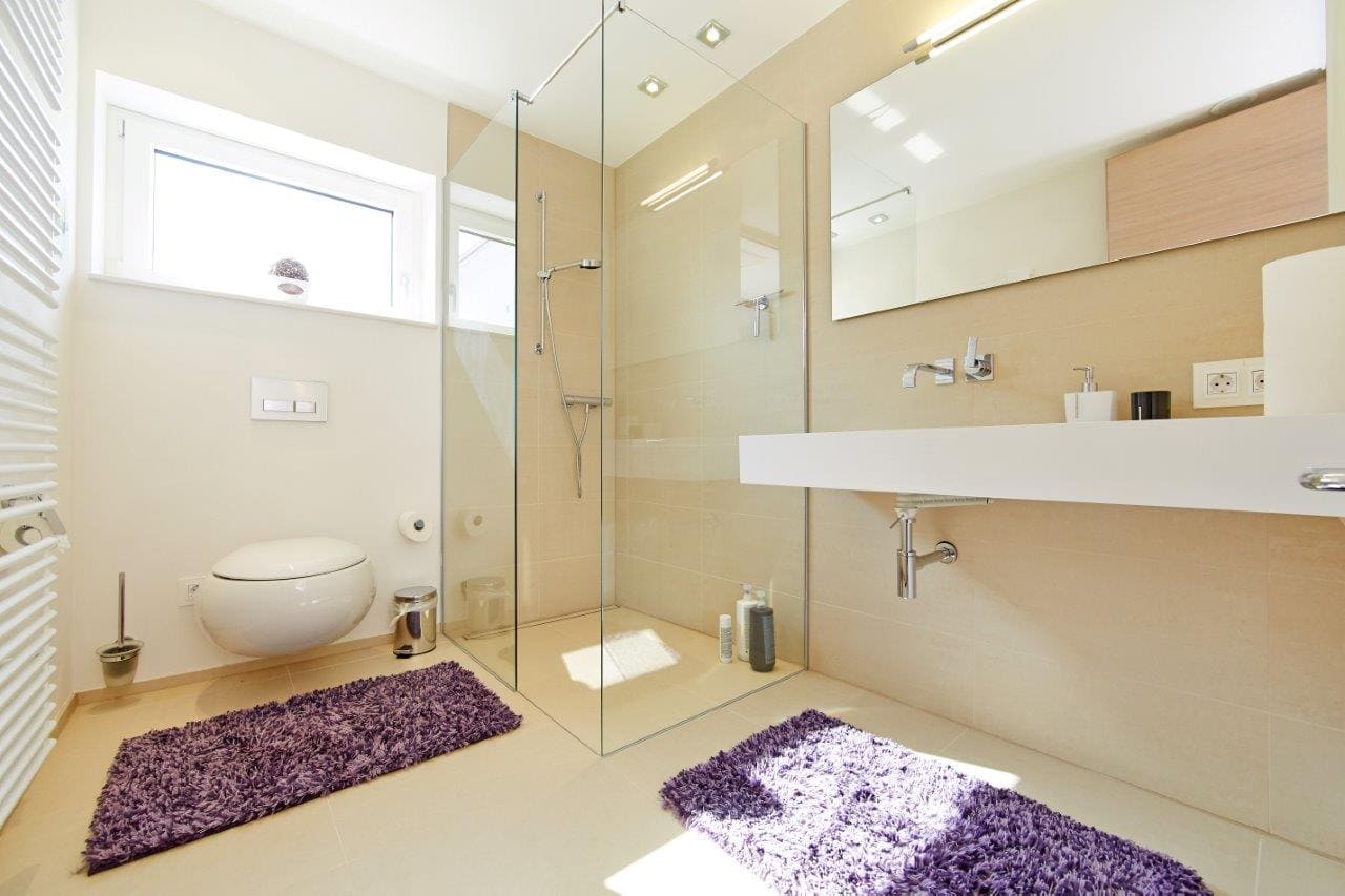 Badezimmer mit ebenerdiger Dusche - Inneneinrichtung Doppelhaushälfte Fertighaus Marseille von GUSSEK HAUS - HausbauDirekt.de