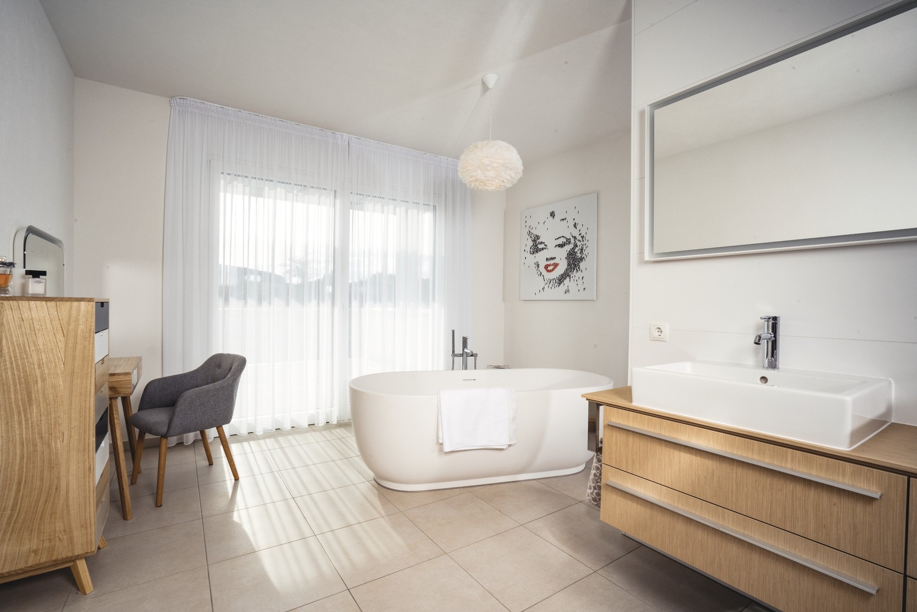 Badezimmer Inneneinrichtung modern mit freistehender Badewanne und Waschtisch - Haus Design Ideen innen Bauhaus Villa WeberHaus Fertighaus - HausbauDirekt.de