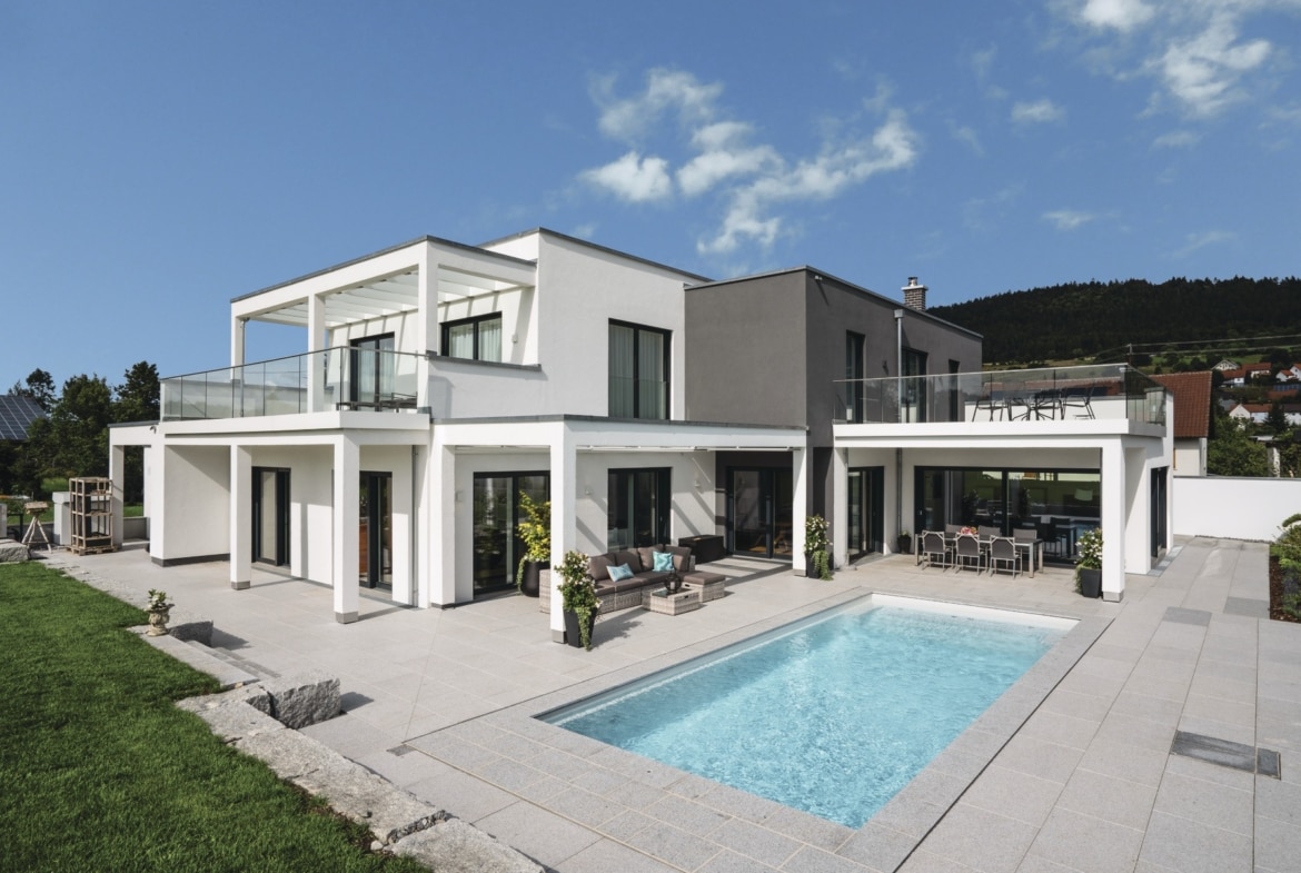 Einfamilienhaus modern mit Flachdach, Balkon und Pool Terrasse bauen - Haus Ideen Bauhaus Villa WeberHaus Fertighaus - HausbauDirekt.de