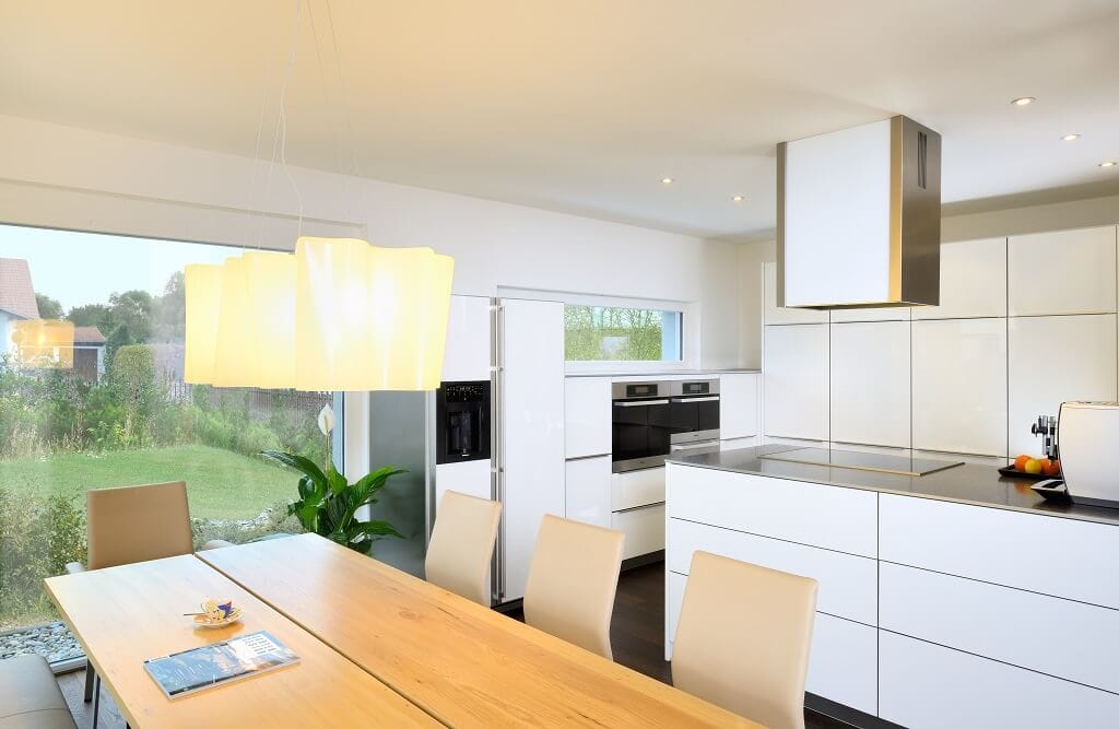 Küche modern offen, minimalistisch & weiss - Inneneinrichtung Haus Design Ideen Bungalow Ederer von Baufritz - HausbauDirekt.de