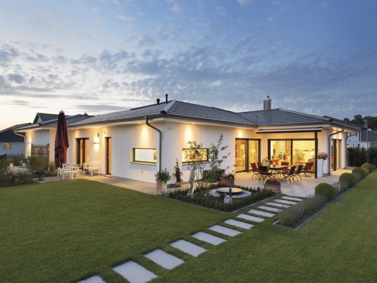 Fertighaus Bungalow mit Garage und Walmdach