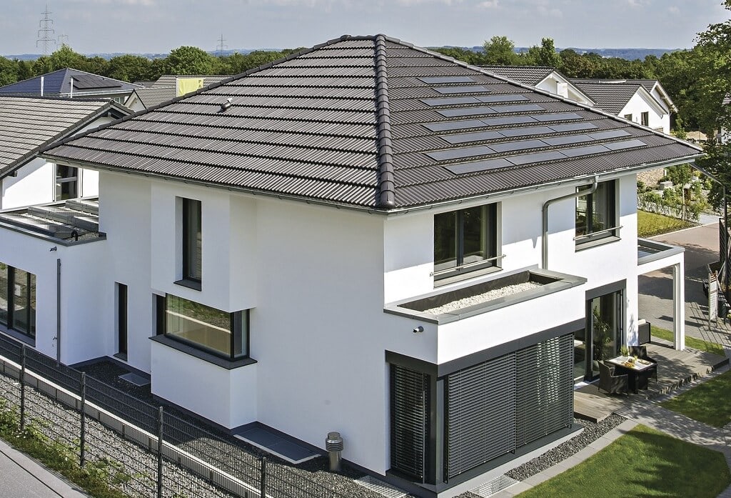 Moderne Stadtvilla mit Walmdach Architektur - Fertighaus bauen Ideen WeberHaus City-Life Haus 250 - HausbauDirekt.de