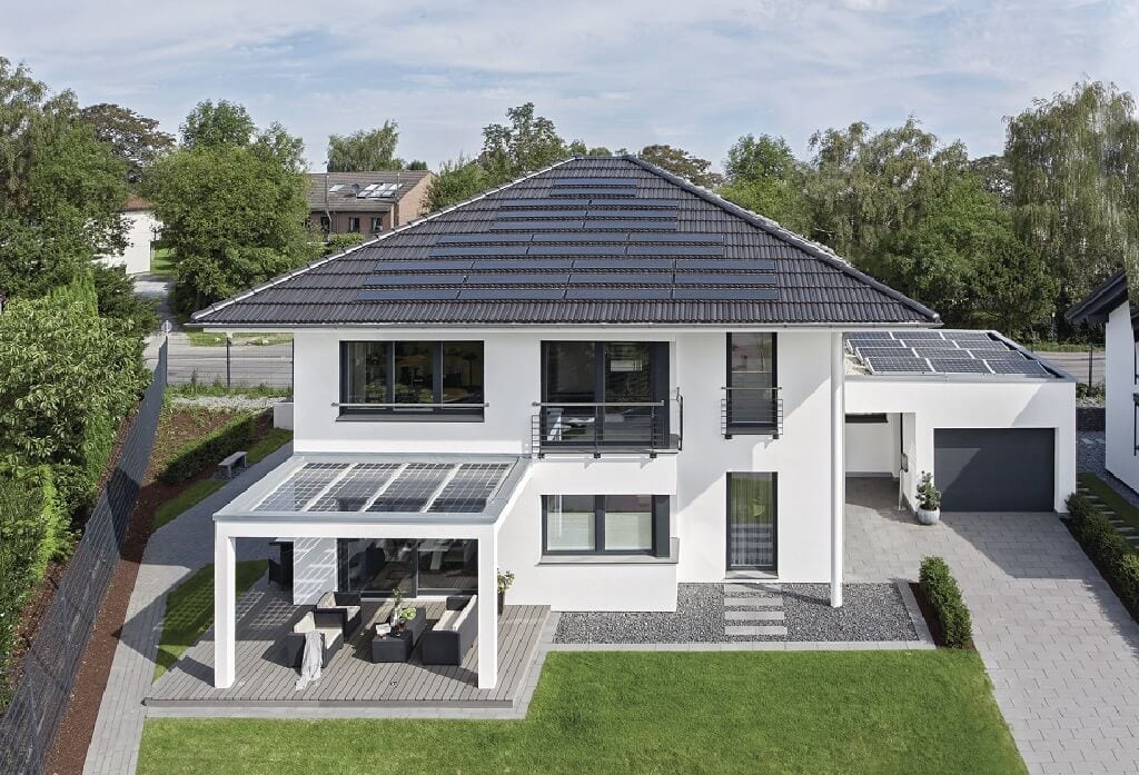 Stadtvilla modern mit Garage, Walmdach & Pergola - Fertighaus bauen Ideen WeberHaus City-Life Haus 250 - HausbauDirekt.de