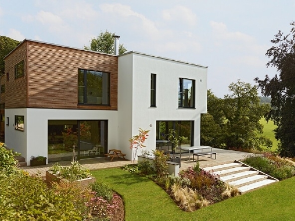 Fertighaus Villa modern mit Flachdach & Holz Putz Fassade im Bauhausstil bauen - Design Haus Villa Crichton von Baufritz - HausbauDirekt.de