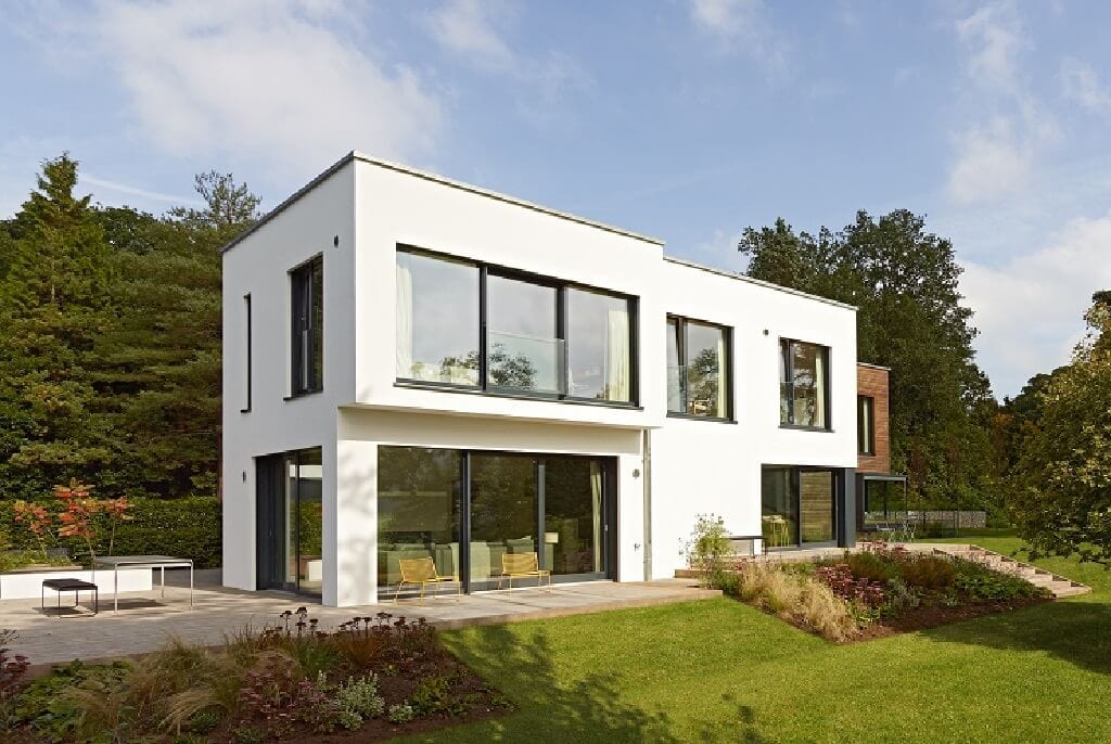 Modernes Haus Design mit Flachdach & Holz Putz Fassade weiss im Bauhausstil - Fertighaus Villa Crichton von Baufritz - HausbauDirekt.de