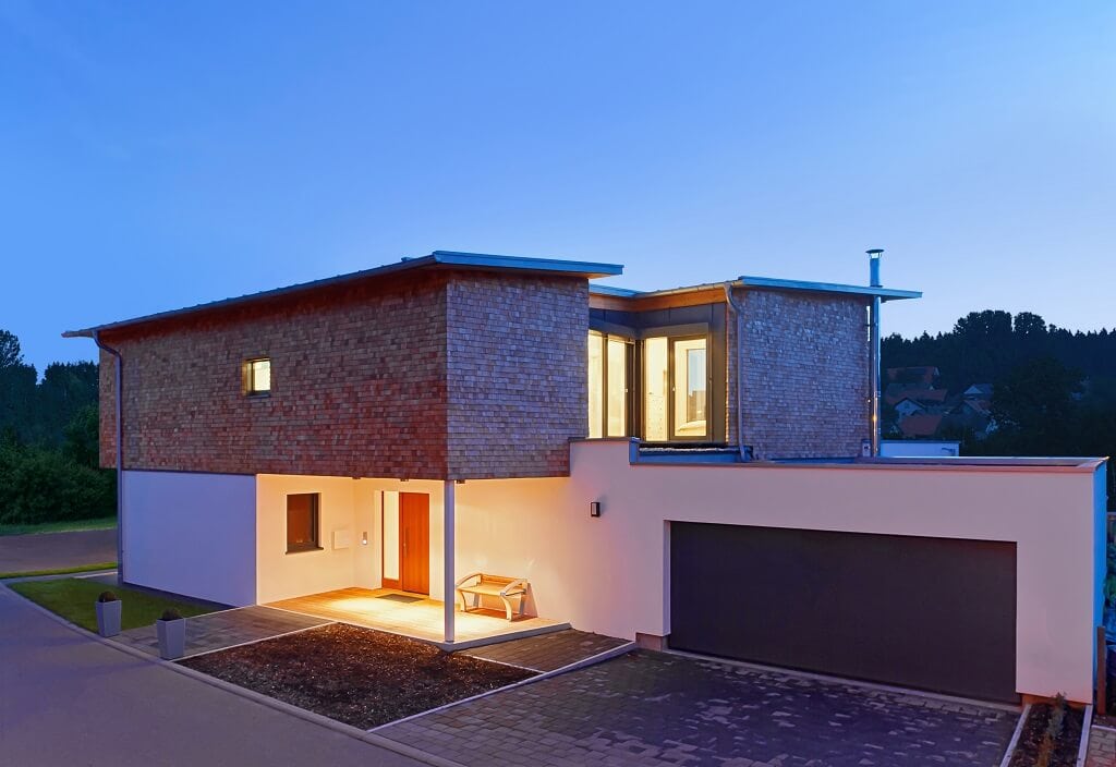 Einfamilienhaus modern mit Garage, Holz Fassade & Pultdach bauen - Fertighaus Designhaus Bullinger von Baufritz - HausbauDirekt.de