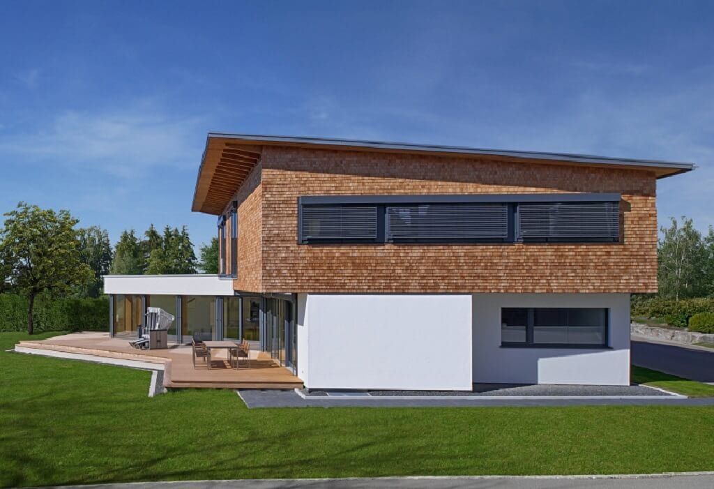 Modernes Einfamilienhaus mit Holz Putz Fassade & Pultdach bauen - Fertighaus Designhaus Bullinger von Baufritz - HausbauDirekt.de