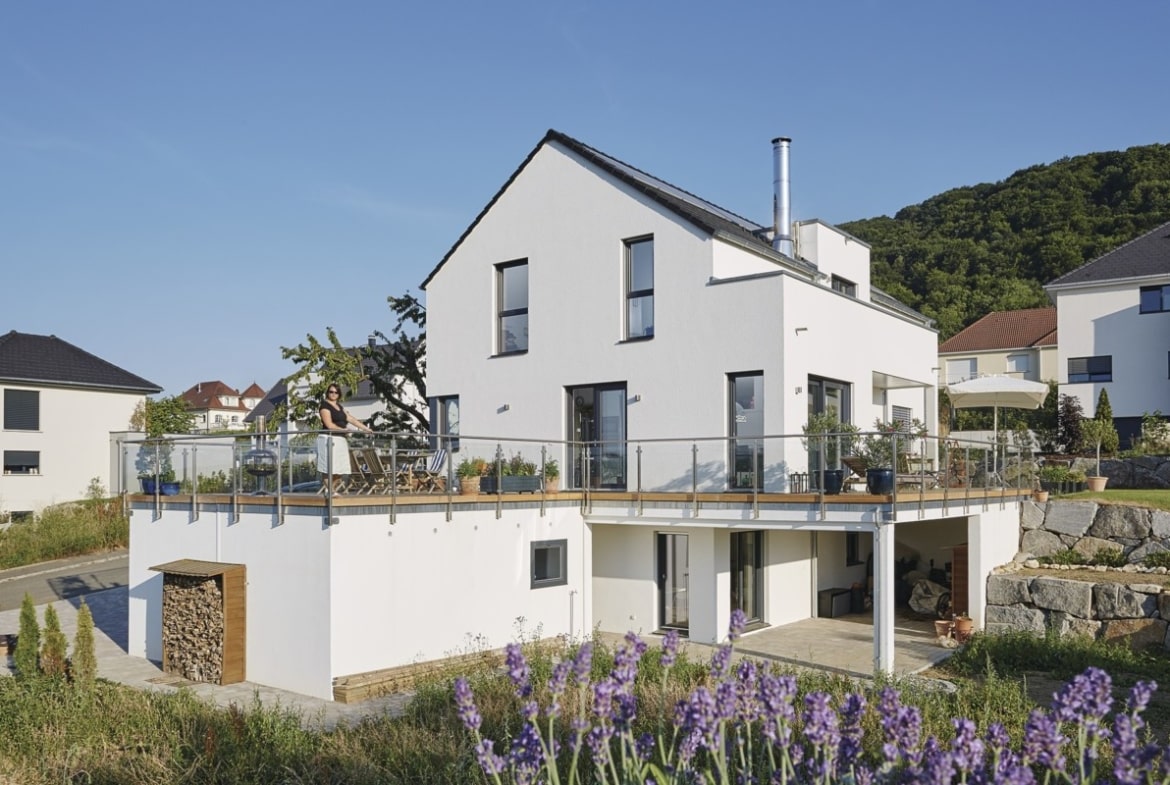 Modernes Haus in Hanglage mit Einliegerwohnung & Satteldach - Einfamilienhaus bauen Design Ideen WeberHaus Fertighaus Sunshine 310 - HausbauDirekt.de