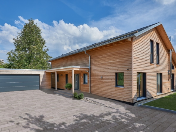 Modernes Einfamilienhaus mit Garage, Satteldach & Holz Fassade, barrierefrei gestaltet - Holzhaus ökologisch bauen Ideen Baufritz Haus SCHWEIGER - HausbauDirekt.de