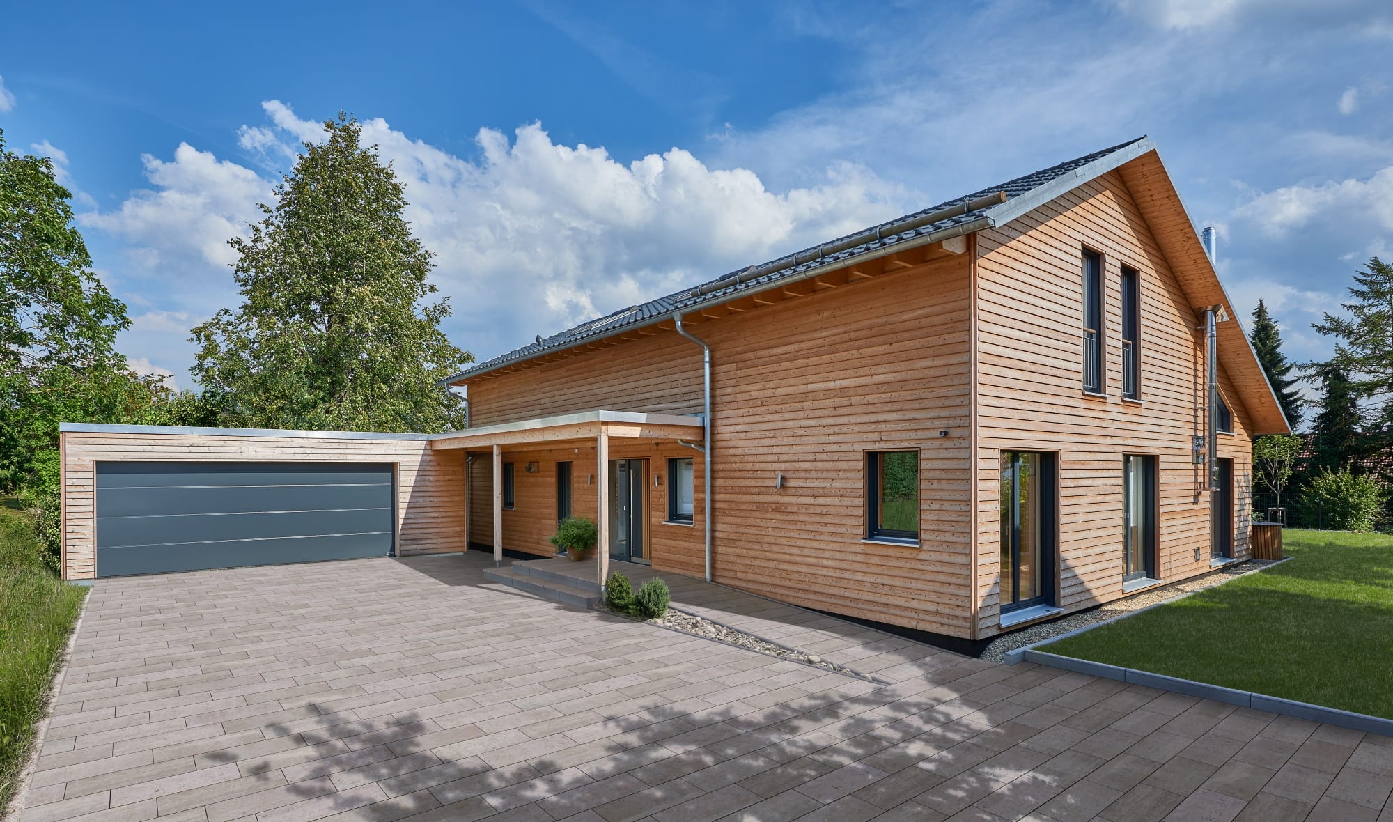 Modernes Einfamilienhaus mit Garage, Satteldach & Holz Fassade, barrierefrei gestaltet - Holzhaus ökologisch bauen Ideen Baufritz Haus SCHWEIGER - HausbauDirekt.de