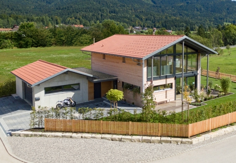 Modernes Landhaus Kaiser mit Holzfassade