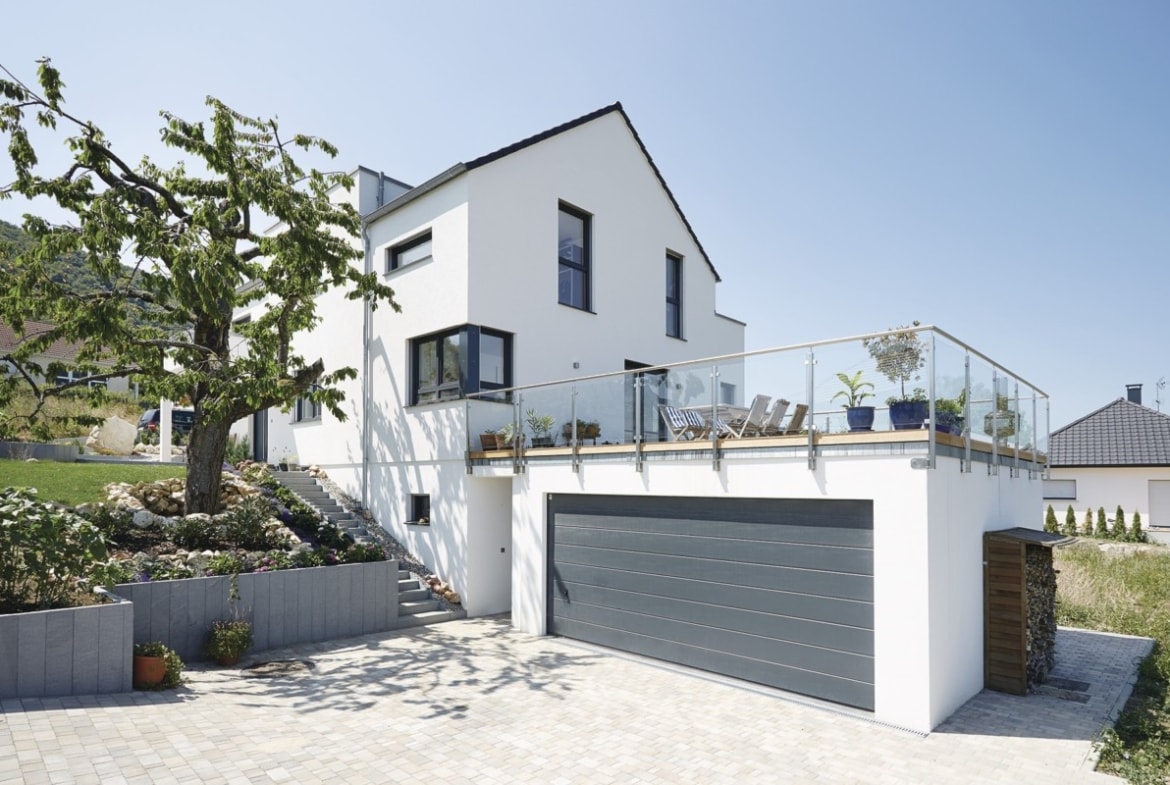 Einfamilienhaus in Hanglage mit Garage, Einliegerwohnung & Satteldach - Haus bauen Design Ideen WeberHaus Fertighaus Sunshine 310 - HausbauDirekt.de
