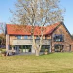 Satteldachhaus mit Holz