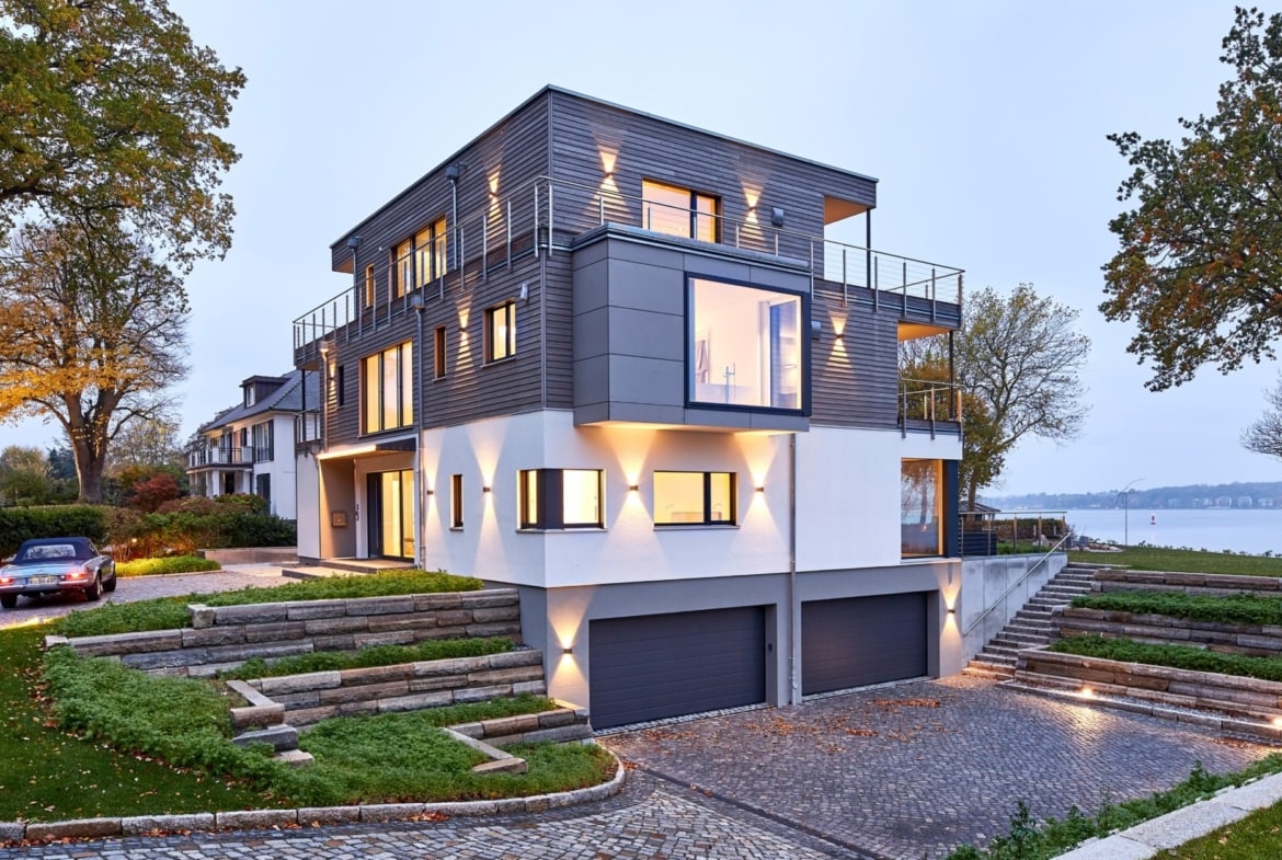 Einfamilienhaus Neubau modern im Bauhausstil mit Flachdach Architektur & Holz Putz Fassade - Haus bauen Ideen BAUFRITZ Architektenhaus MEHRBLICK - HausbauDirekt.de