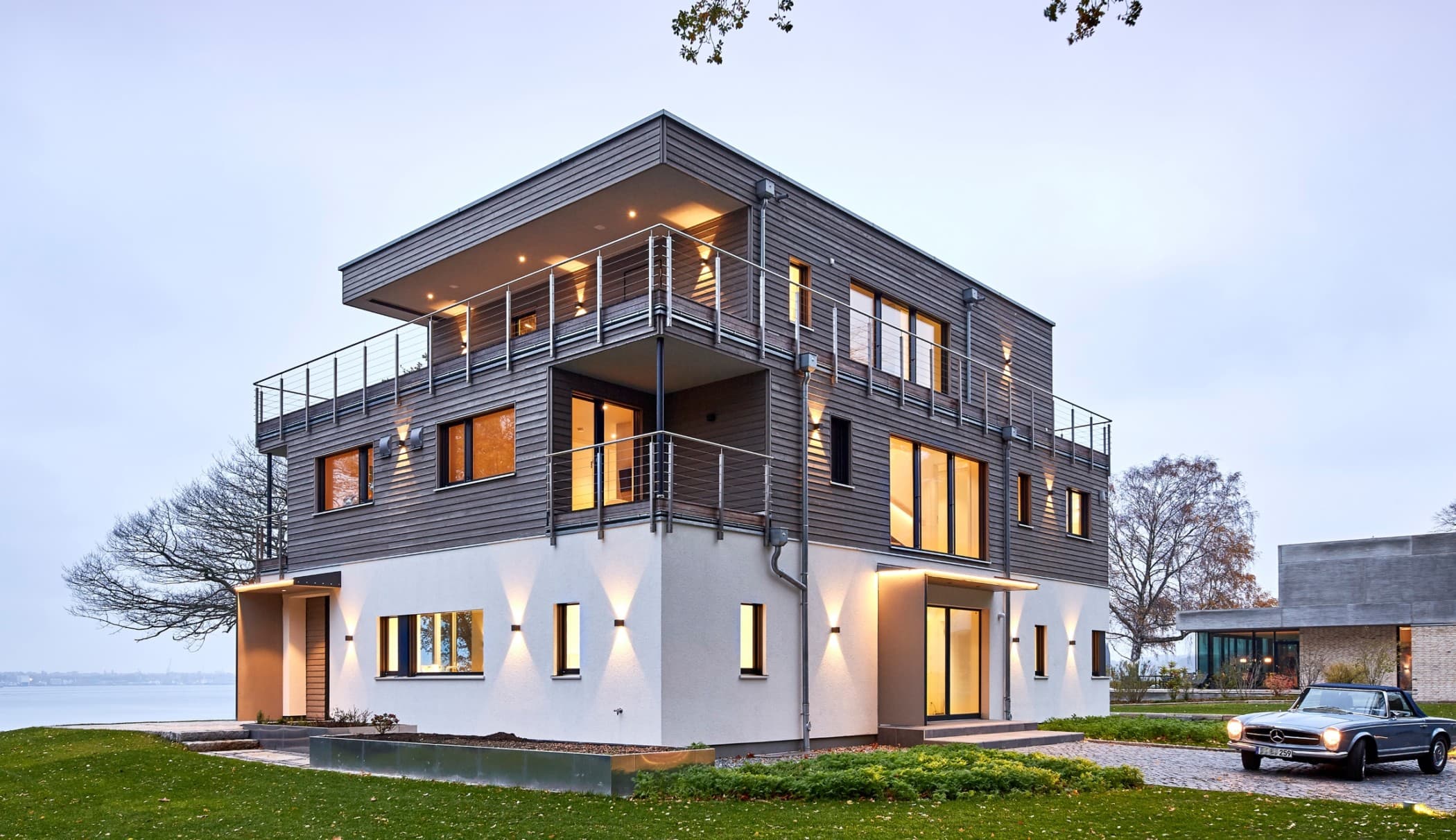 Bauhaus Stadtvilla modern mit Flachdach Architektur & Holz Putz Fassade - Haus bauen Ideen BAUFRITZ Architektenhaus MEHRBLICK - HausbauDirekt.de