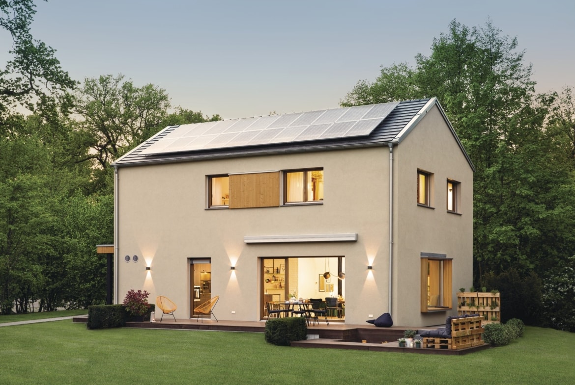 Einfamilienhaus Neubau modern mit Satteldach ohne Dachüberstand bauen - Haus Design Ideen Fertighaus Sunshine 220 WeberHaus - HausbauDirekt.de