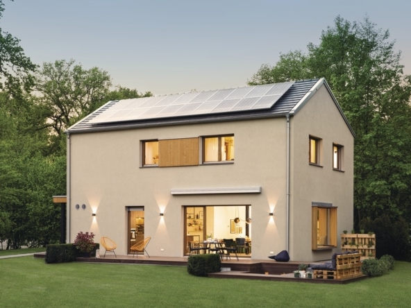 Einfamilienhaus Neubau modern mit Satteldach ohne Dachüberstand bauen - Haus Design Ideen Fertighaus Sunshine 220 WeberHaus - HausbauDirekt.de