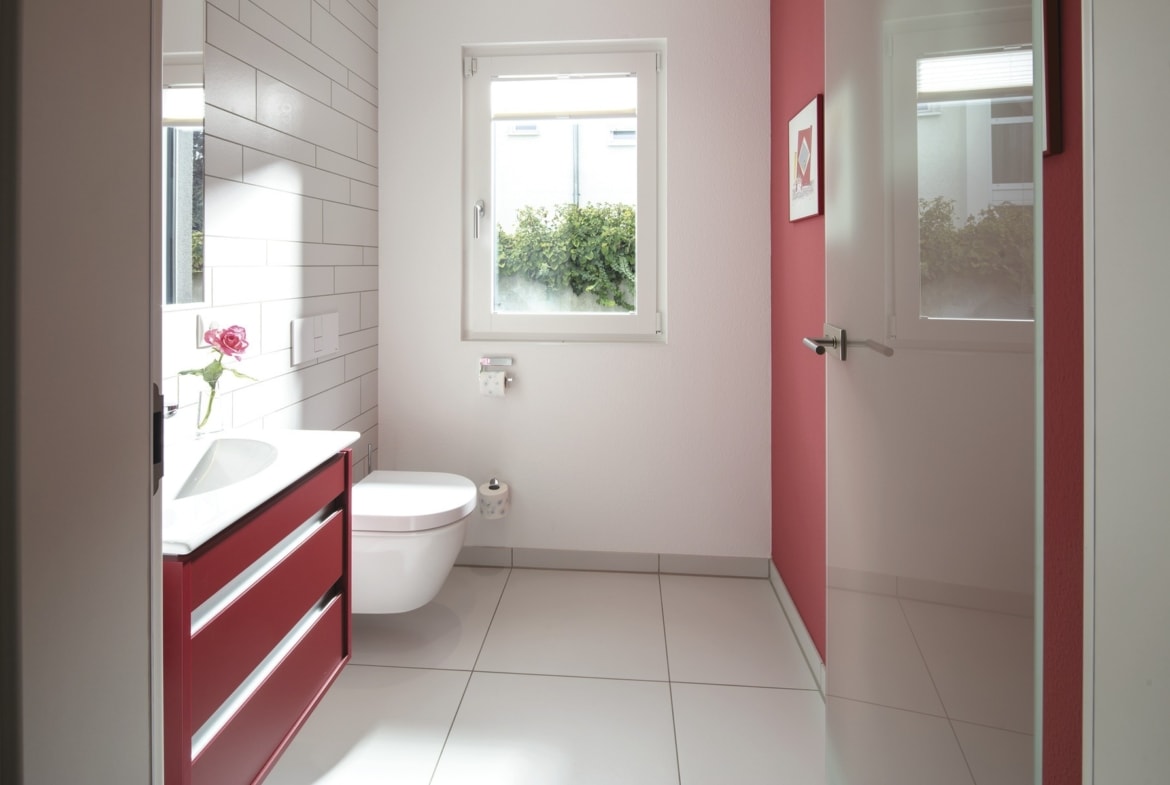 Gäste-WC rot weiss gestaltet - Stadtvilla Inneneinrichtung Haus Ideen Fertighaus CityLife WeberHaus - HausbauDirekt.de