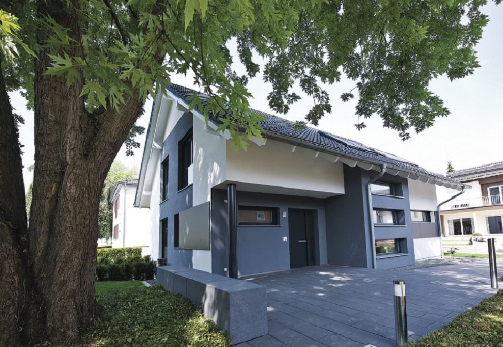 Einfamilienhaus Neubau modern mit Satteldach & Hauseingang überdacht - Haus bauen Design Ideen WeberHaus Fertighaus Generation 5.5 Haus 300 - HausbauDirekt.de