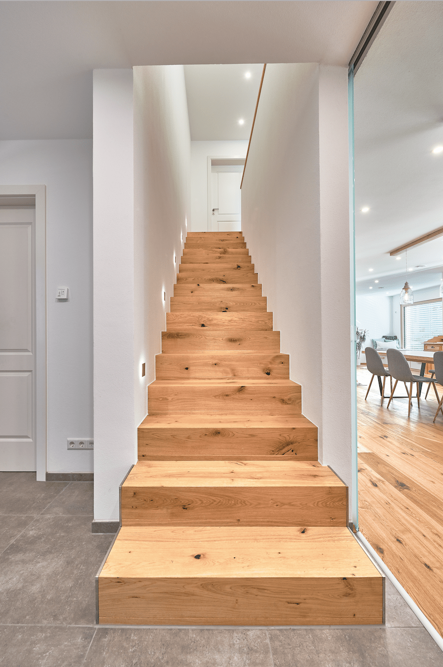 Gerade Treppe massiv aus Holz - Haus Design Ideen innen Modernes Landhaus WeberHaus Fertighaus - HausbauDirekt.de