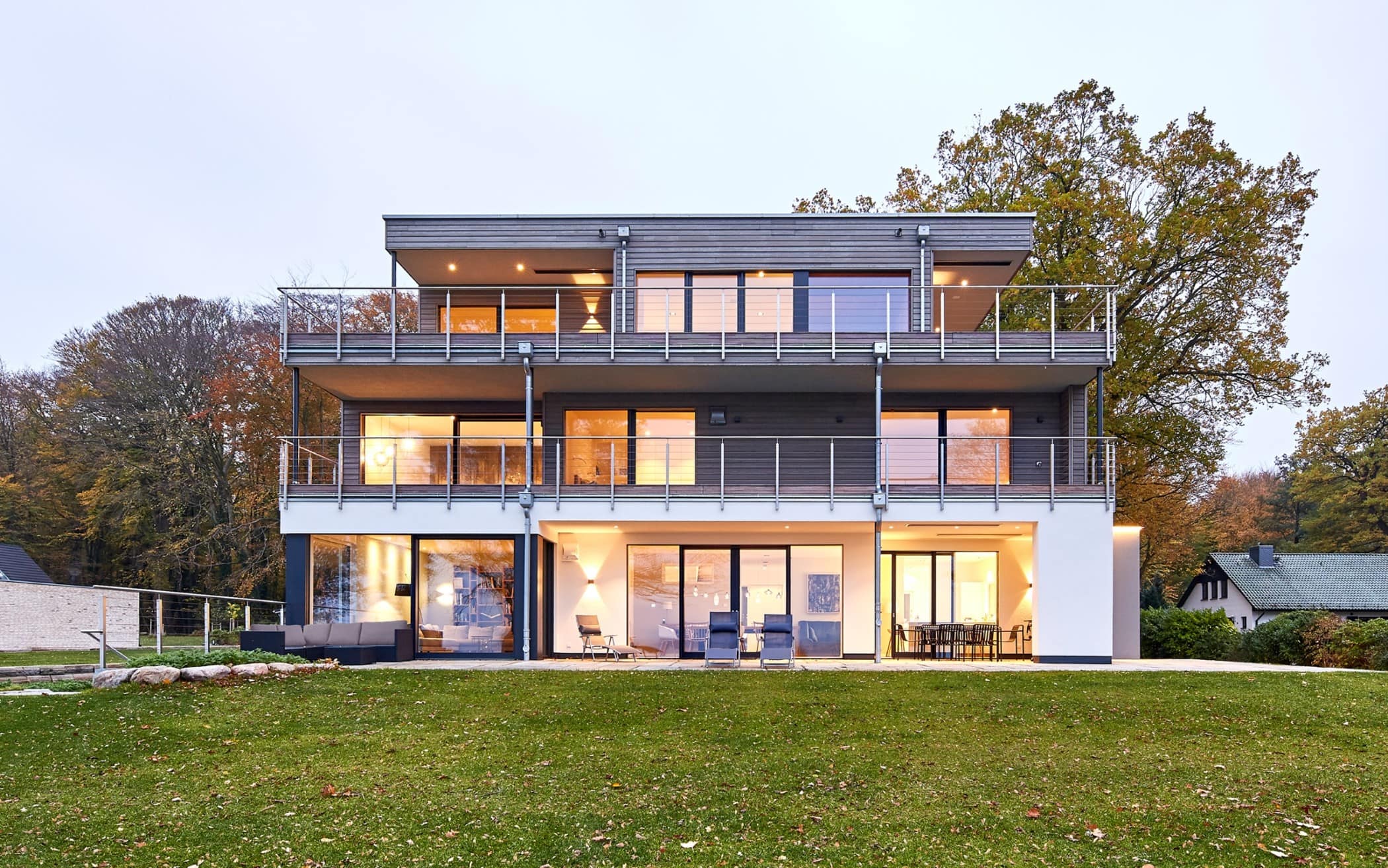 Bauhaus Stadtvilla modern mit Flachdach Architektur & Holz Fassade - Haus bauen Ideen BAUFRITZ Architektenhaus MEHRBLICK - HausbauDirekt.de