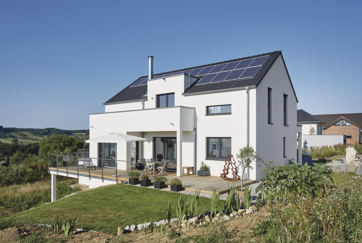 Modernes Einfamilienhaus in Hanglage mit Einliegerwohnung & Satteldach - Haus bauen Design Ideen WeberHaus Fertighaus Sunshine 310 - HausbauDirekt.de