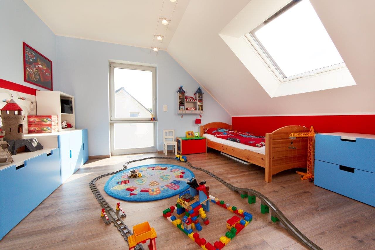 Kinderzimmer Junge mit Dachschräge - Inneneinchichtung Fertighaus Kiefernallee Variante 1 von GUSSEK HAUS - HausbauDirekt.de