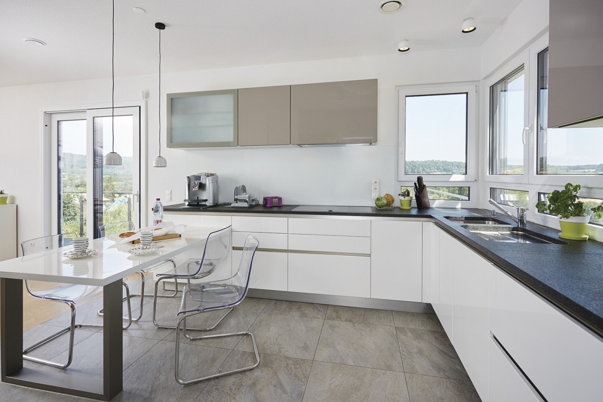 Offene Küche mit Esstisch - Inneneinrichtung Haus bauen Design Ideen innen WeberHaus Fertighaus Sunshine 310 - HausbauDirekt.de