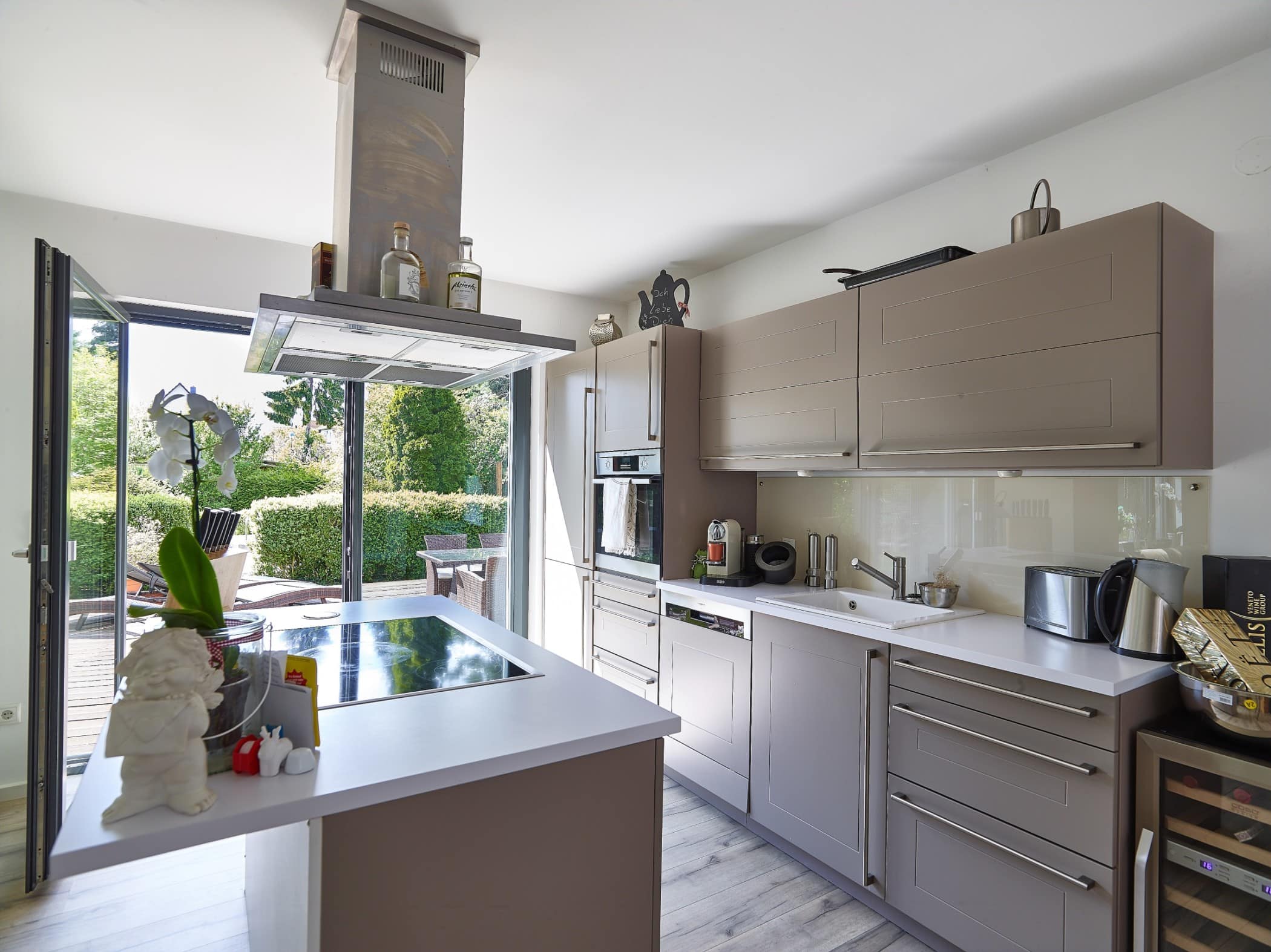 Küche mit Kochinsel modern grau - Inneneinrichtung Fertighaus Verona von GUSSEK Haus - HausbauDirekt.de