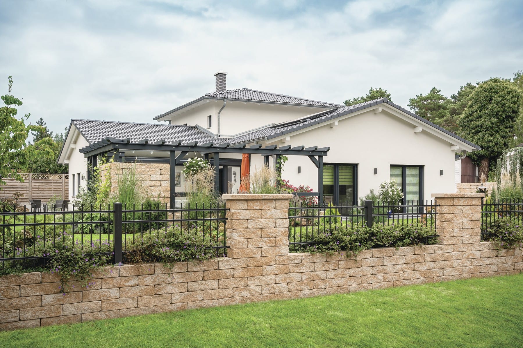 Bungalow mediterran mit Satteldach und ausgebautem Dachgeschoss bauen - Haus Ideen Fertighaus WeberHaus Winkelbungalow - HausbauDirekt.de