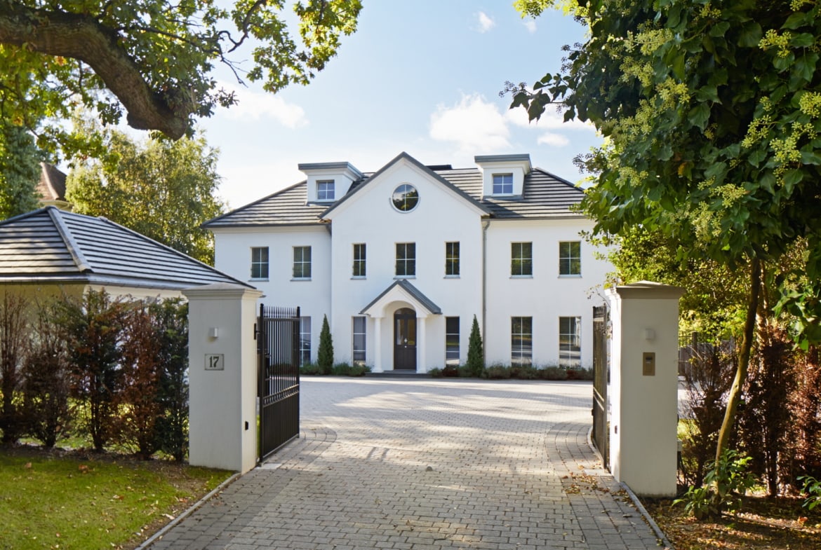 Luxuriöse Landhaus Villa ATHERTON im klassischen Stil - Luxus Fertighaus in Holzbau von Baufritz - HausbauDirekt.de