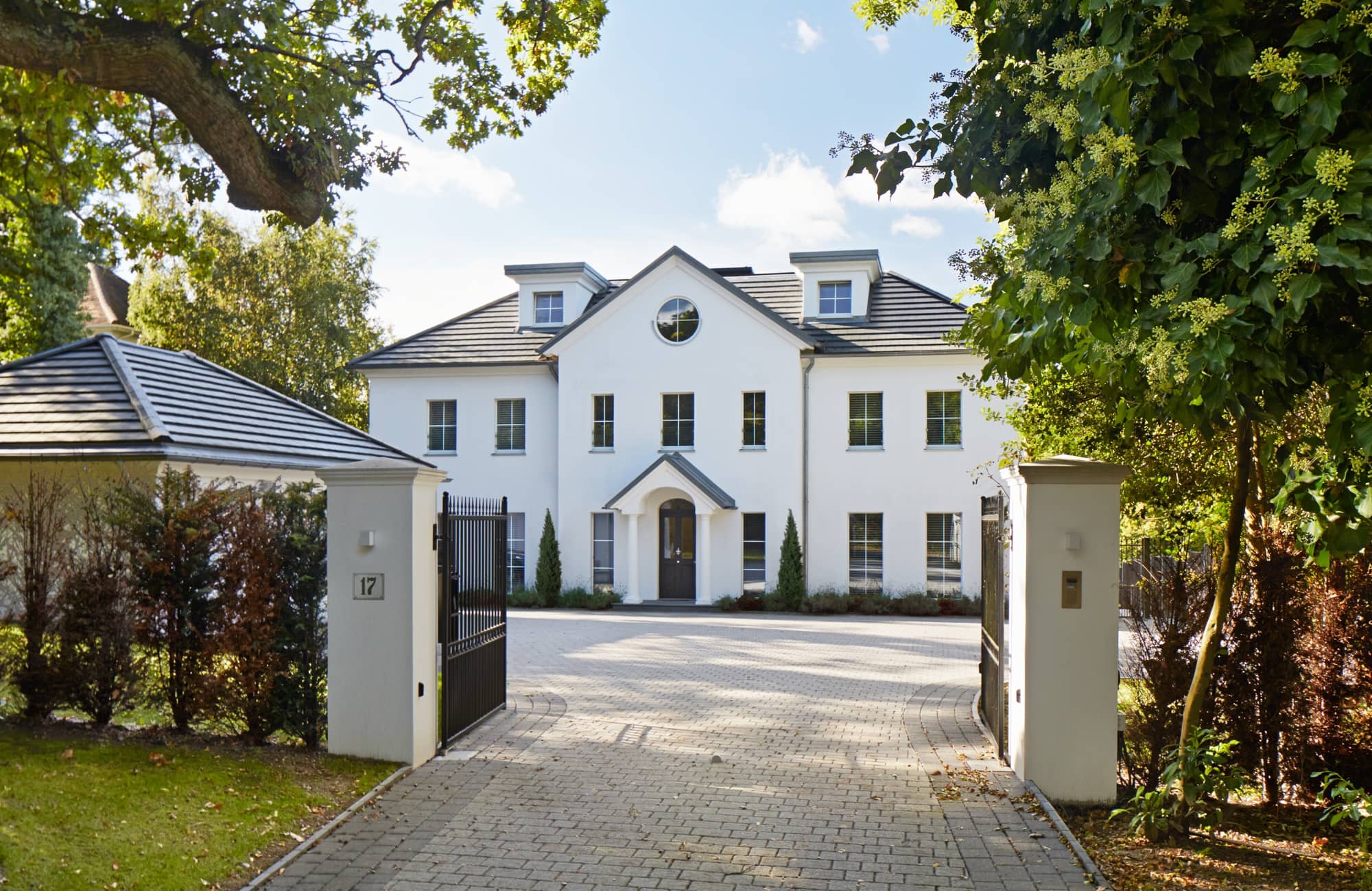 Luxuriöse Landhaus Villa ATHERTON im klassischen Stil - Luxus Fertighaus in Holzbau von Baufritz - HausbauDirekt.de