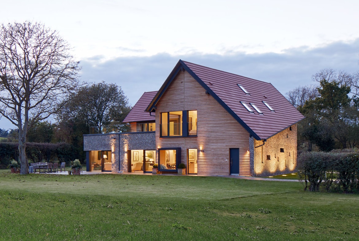 Einfamilienhaus modern im Landhausstil mit Satteldach und Holz Fassade bauen - Haus Ideen Fertighaus Baufritz Landhaus LLOYD WEBBER - HausbauDirekt.de