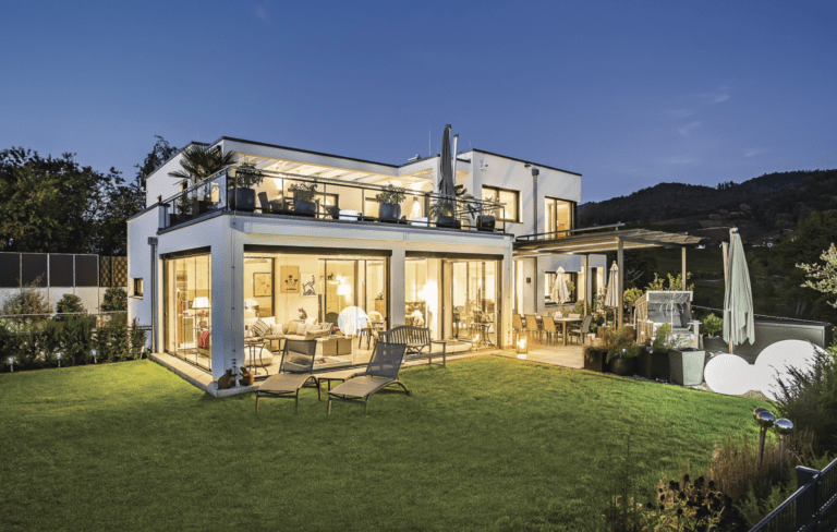 Modernes Luxus Haus mit Flachdach im Bauhausstil