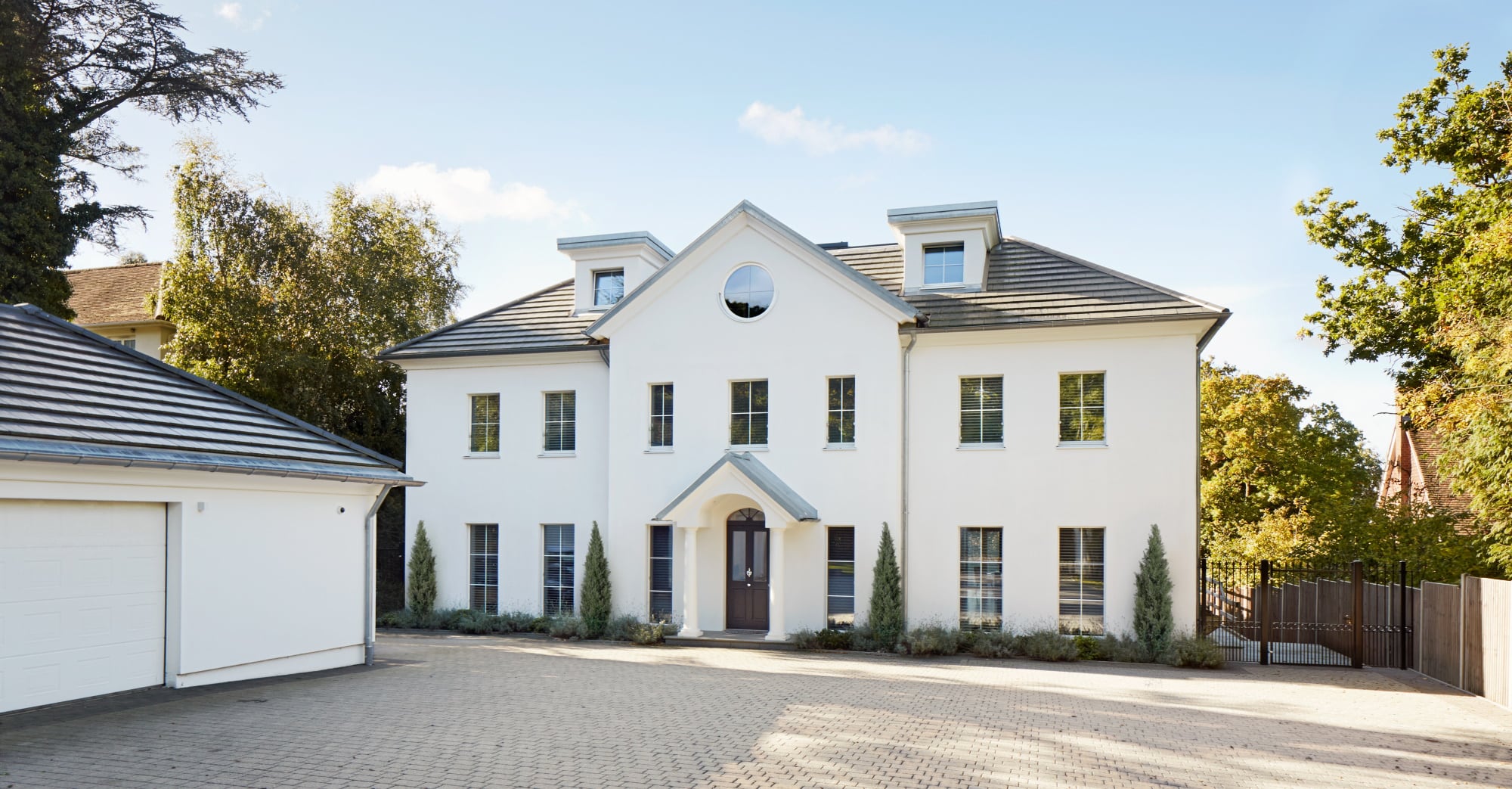 Luxus Villa ATHERTON im englischen Landhausstil - Luxuriöses Fertighaus bauen in Holzbauweise von Baufritz - HausbauDirekt.de