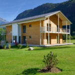 Satteldachhaus mit Balkon
