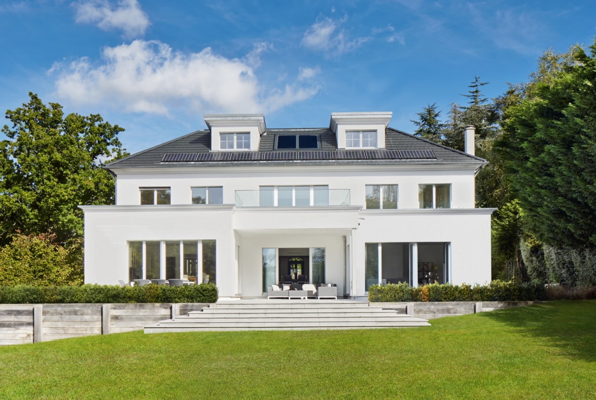 Moderne Landhaus Villa ATHERTON im klassischen Stil - Luxus Fertighaus bauen in Holzbauweise von Baufritz - HausbauDirekt.de