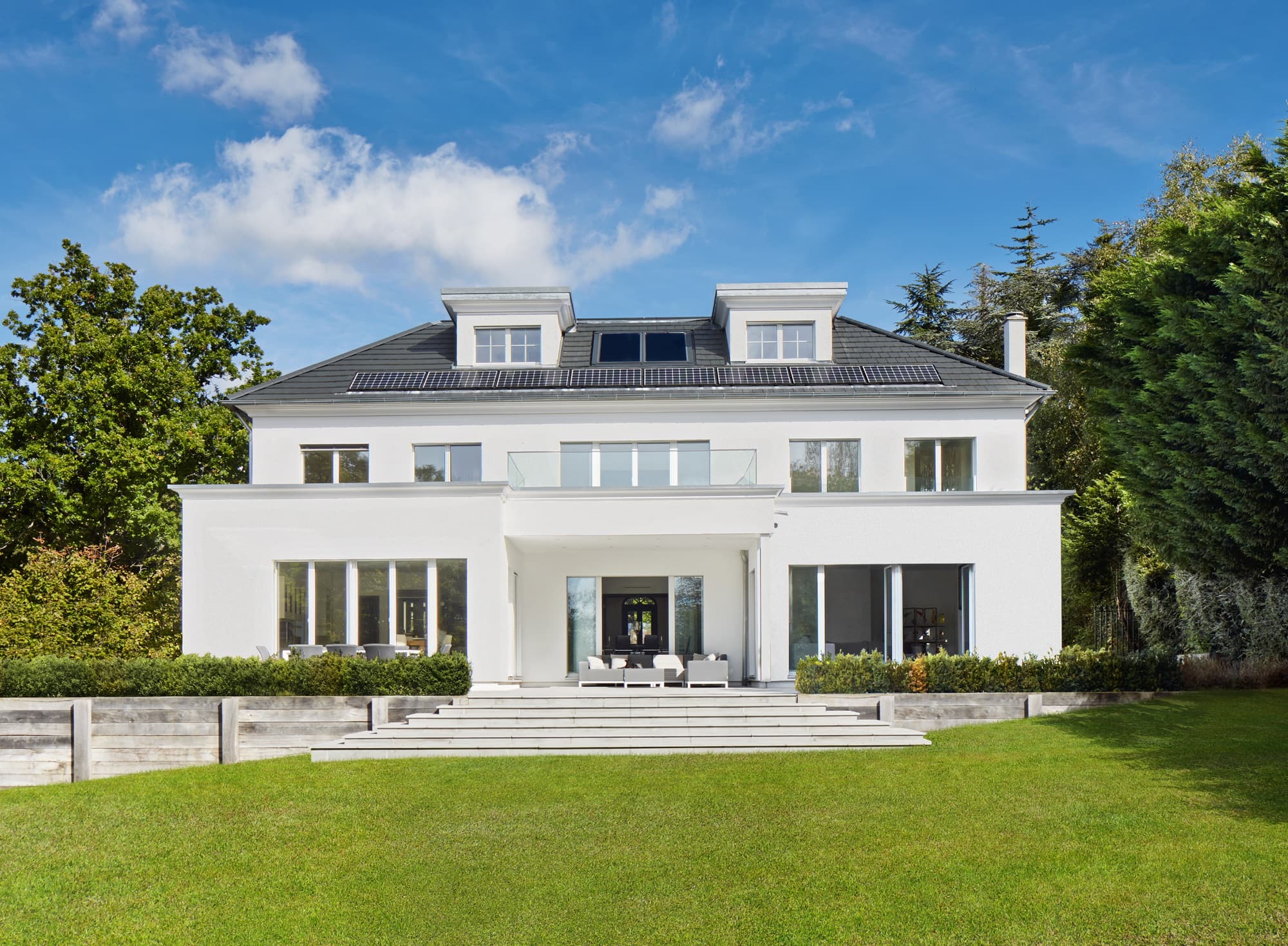 Moderne Landhaus Villa ATHERTON im klassischen Stil - Luxus Fertighaus bauen in Holzbauweise von Baufritz - HausbauDirekt.de