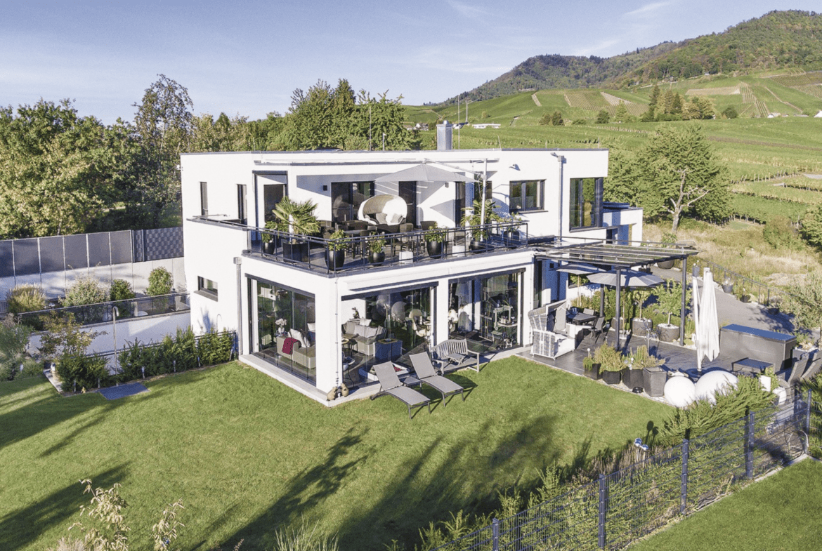 Modernes Haus mit Flachdach & Garage im Bauhausstil bauen - Einfamilienhaus Ideen WeberHaus Fertighaus - HausbauDirekt.de