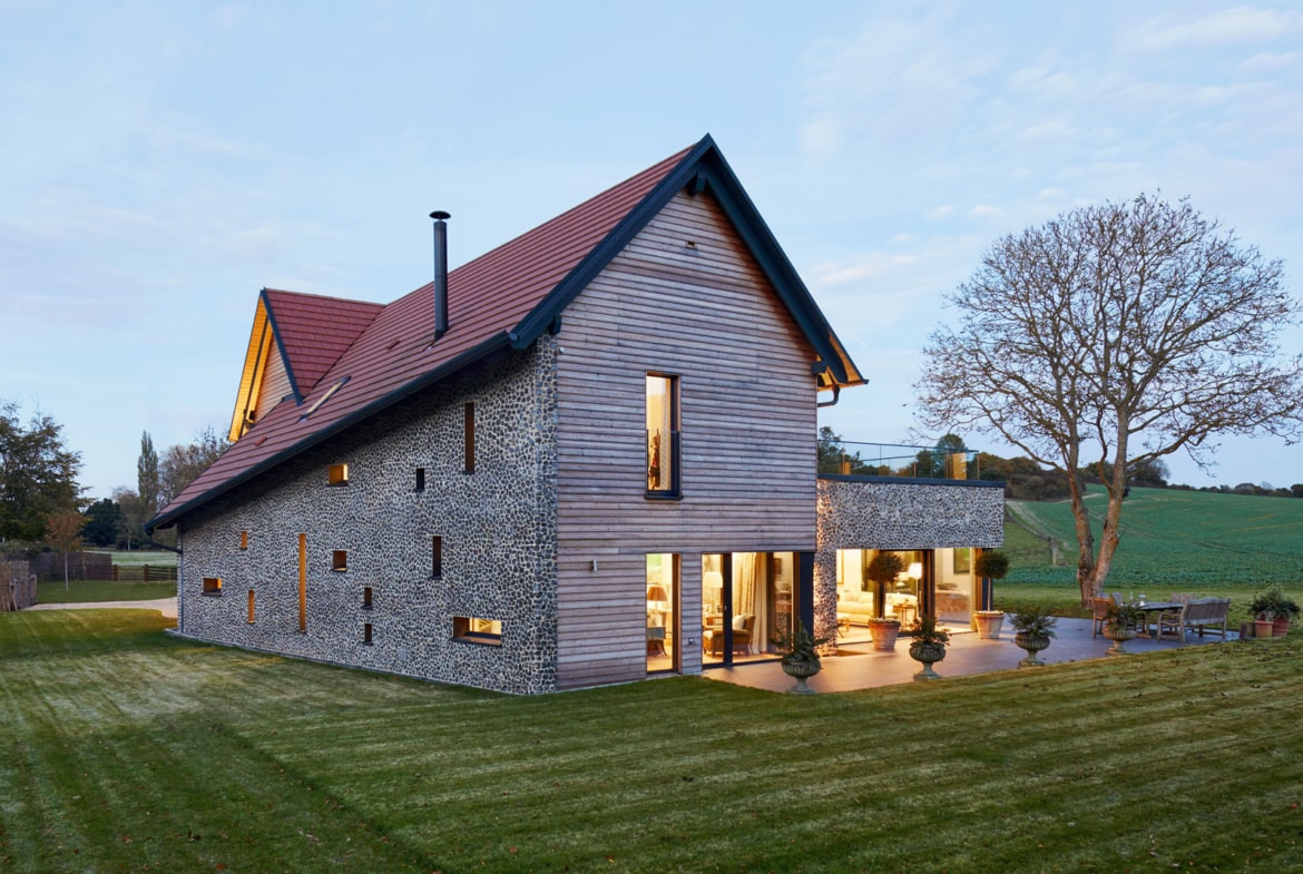 Modernes Haus im Landhausstil mit Satteldach und Holz Fassade bauen - Einfamilienhaus Ideen Fertighaus Baufritz Landhaus LLOYD WEBBER - HausbauDirekt.de