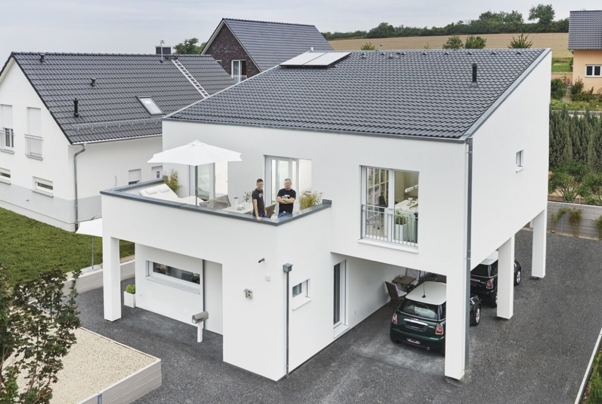 Einfamilienhaus modern mit Pultdach, Balkon & Carport bauen - Fertighaus Design Ideen Modernes Pultdach Haus von WeberHaus - HausbauDirekt.de