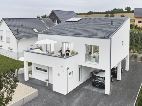 Einfamilienhaus modern mit Pultdach, Balkon & Carport bauen - Fertighaus Design Ideen Modernes Pultdach Haus von WeberHaus - HausbauDirekt.de